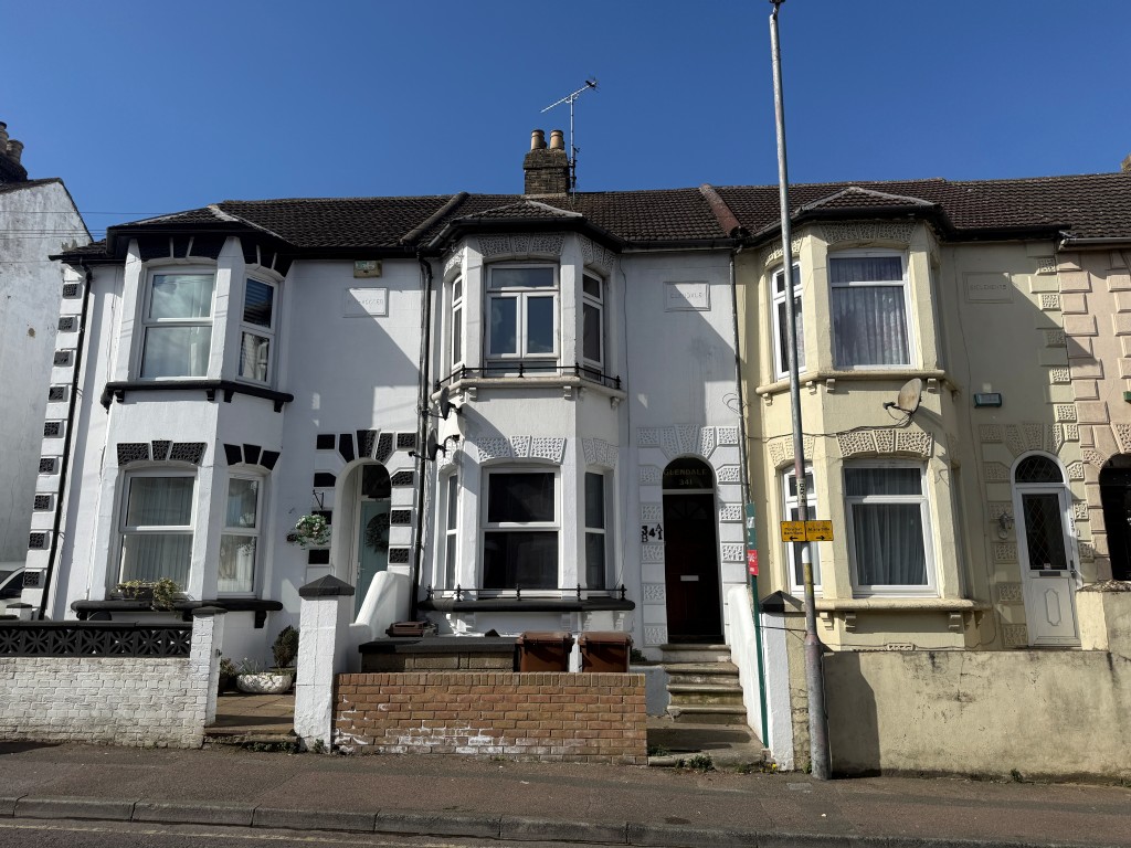 Lot: 50 - WELL-PRESENTED FLAT - Mid-terrace property arranged as two flats